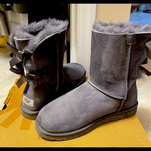Size 8 Bailey bow /Grey boots